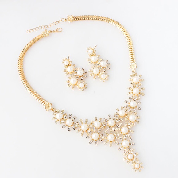 Golden necklace and earring - Picture 2 of 4